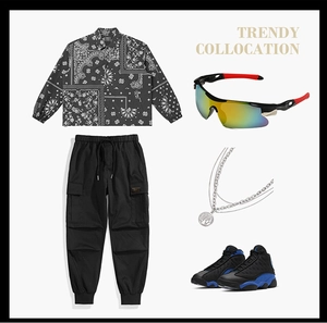 Ensemble tenue homme avec chemise bandana, pantalon cargo et lunettes de cyclisme