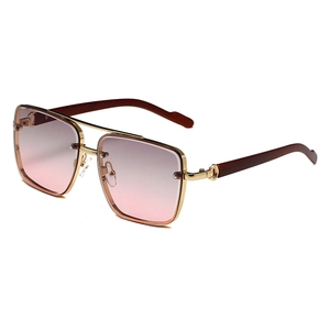 Lunettes de soleil carrées à double pont avec monture dorée et branches texture bois
