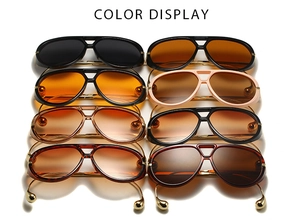 Gafas de sol aviador con patillas de metal dorado y puntas redondas decorativas