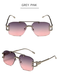 Détail de lunettes de soleil sans monture dégradé gris rose avec pont en métal gravé