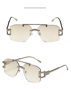 Détail de lunettes de soleil géométriques sans monture avec verres teintés thé et métal