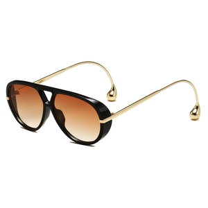 Gafas de sol estilo piloto con montura negra y colgantes de gota de agua dorados