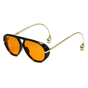 Gafas de sol aviador negras con lentes naranjas y colgantes de gota dorados