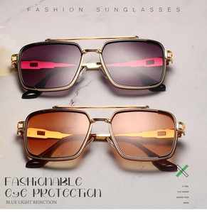 Detailansicht der quadratischen Doppelsteg-Sonnenbrille mit Metallrahmen und Farbverlauf