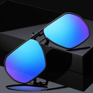 Détail macro du clip solaire polarisé relevable avec verres miroir dégradés bleu-violet