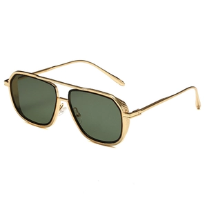 Occhiali da sole punk vintage con montatura in metallo dorato e lenti verde scuro, vista laterale