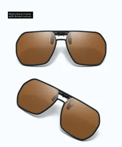 Détail de clips solaires noir mat avec verres marron et mécanisme à ressort en métal