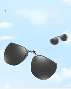 Ultralight polarized clip-on sunglasses weighing 8g with dark grey lenses and metal bridge