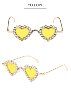 Λεπτομέρεια από γυαλιά ηλίου καρδιά με κίτρινους φακούς και σκελετό με στρας