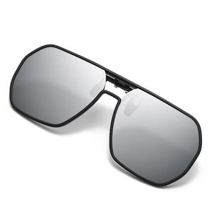 Lunettes de soleil polarisées classiques avec monture noire mate et verres argentés, vue de profil
