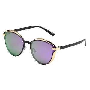 Fashionable cat-eye polarized sunglasses for women with black gold frame and gradient lenses