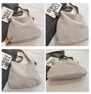 Dettagli della borsa tote in velluto a coste grigio chiaro con texture e tracolla in tessuto