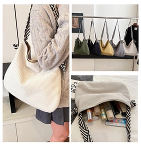 Dettagli di una borsa tote in maglia che mostrano la grande capacità e la tracolla zebra
