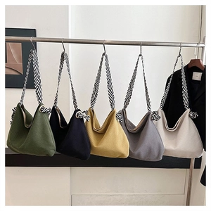 Serie di borse tote in velluto a coste in cinque colori con manici a righe intrecciati