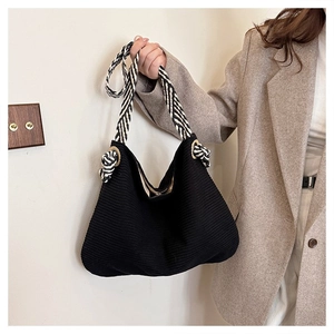 Borsa tote in maglia nera con manici in corda intrecciata bianca e nera e dettagli a nodo