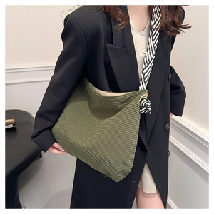 Dettaglio della borsa hobo in velluto a coste verde militare con tracolla in corda intrecciata