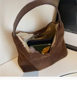 Vista interna della grande borsa tote in peluche marrone con spazio per il tablet