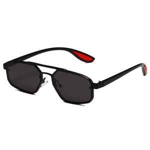 Lunettes de soleil polygonales à double pont avec monture noire et embouts rouges