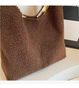 Primo piano del morbido tessuto peluche marrone e fodera interna della grande borsa tote