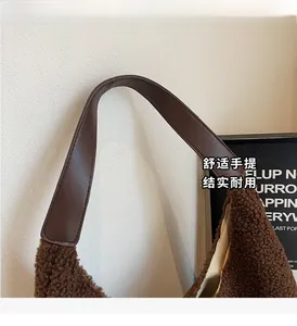 Dettaglio del morbido peluche marrone e manico in pelle di questa borsa a mano capiente