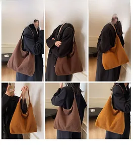 Dettaglio borse a spalla in morbido peluche marrone e giallo con tracolla in pelle