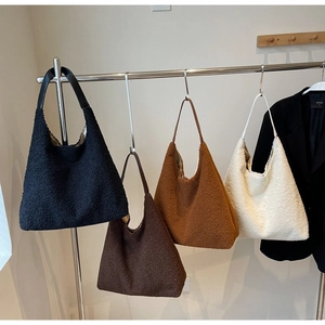 Collezione di borse tote in ecopelliccia morbida in quattro tonalità con manici in pelle