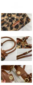 Détails du sac en fausse fourrure léopard avec poignées en cuir et boucles dorées