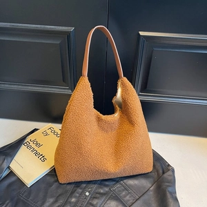 Texture dettagliata della borsa hobo in pile marrone con tracolla in pelle