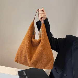 Borsa tote in pile marrone peluche con spalline in pelle per donna in stile autunnale