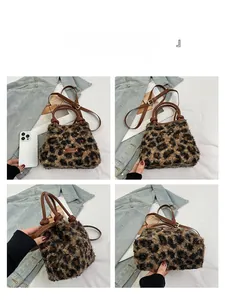 Vue détaillée multi-angles d'un sac en peluche léopard avec des poignées en cuir