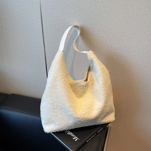 Dettaglio della borsa hobo in peluche bianca con morbida trama in finta pelliccia
