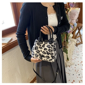 Sac seau tendance à imprimé léopard en peluche avec poignées en cuir pour femme hiver