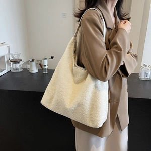 Dettaglio della borsa tote in pelliccia sintetica con morbida trama e capiente design