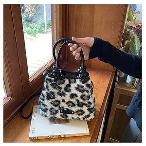 Détail du sac à main en peluche imprimé léopard avec texture fausse fourrure et anse en cuir