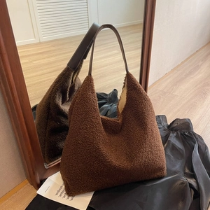 Dettaglio della borsa tote in peluche marrone con pelliccia sintetica e manici in pelle