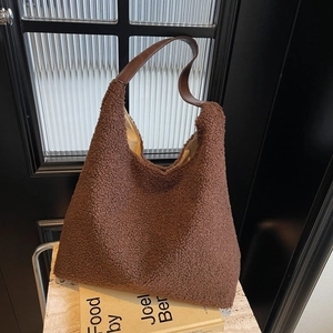 Dettaglio borsa hobo in peluche marrone con tracolla in pelle e interno capiente