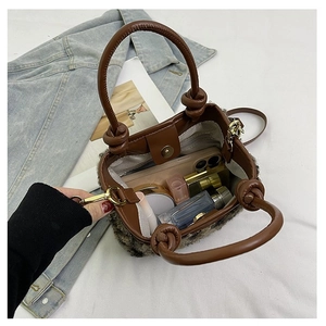 Vue de dessus d'un sac seau en peluche montrant la capacité pour téléphone et maquillage