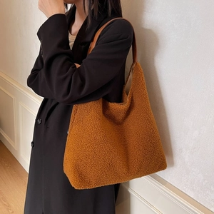 Dettaglio della borsa tote in pile color caramello con tracolla in pelle marrone Hobo