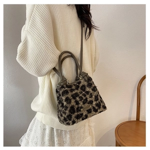 Détail du sac à main en peluche léopard avec texture en fausse fourrure et bandoulière en cuir