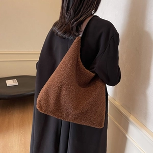 Borsa a spalla in pile marrone che mostra la texture drappeggiata e la sua capienza
