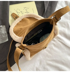 Vue intérieure du sac bandoulière en suédine marron avec bordure en laine et capacité