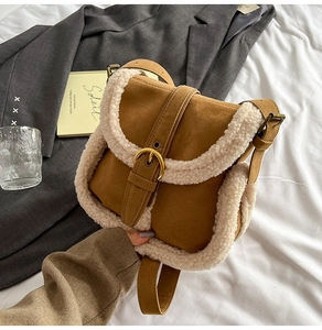 Détail de la bordure en polaire sur sac bandoulière en daim marron à boucle dorée