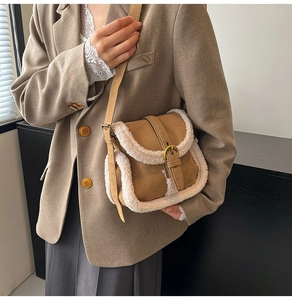 Détail du sac bandoulière en peau lainée avec boucle dorée et bandoulière réglable