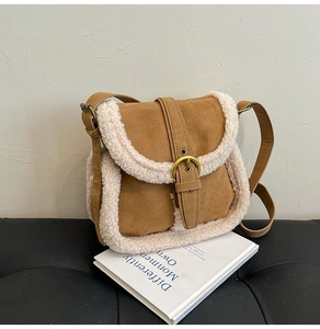 Détail du sac en similicuir et polaire sherpa avec boucle en métal doré rétro