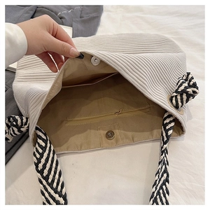 Borsa tote minimalista in velluto a coste beige con manico in corda e ampio interno