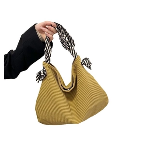 Borsa tote in maglia giallo senape con manici in seta zebrata e righe orizzontali