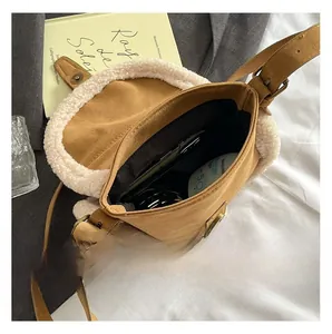 Détail du compartiment intérieur spacieux de ce sac bandoulière en peau d'agneau