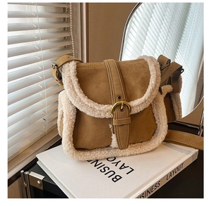 Détail du sac à bandoulière en daim marron avec garniture en peau de mouton et boucle rétro