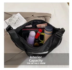 Borsa a mezzaluna in nylon trapuntato con grande capacità per l'uso quotidiano