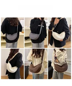 Borsa a mezzaluna trapuntata capiente mostrata in grigio bianco e marrone